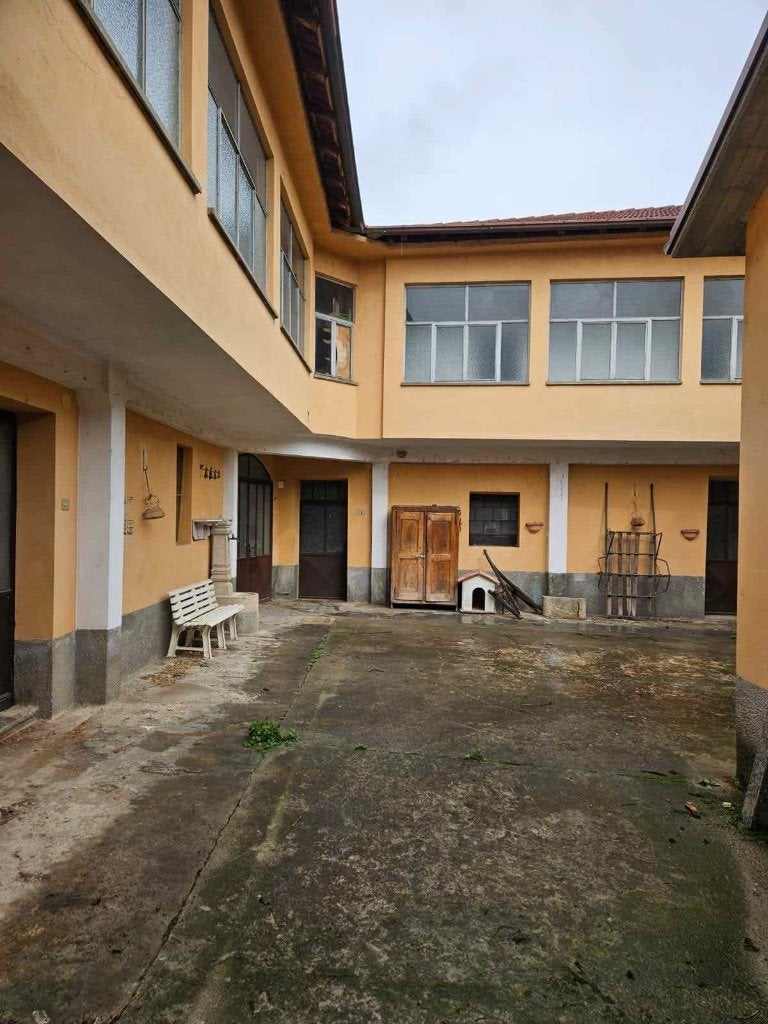 VAKANTIEHUIS IN ITALIË TE KOOP, 12 personen, 4 of meer slaapkamers, Piemonte of Aosta, Dorp