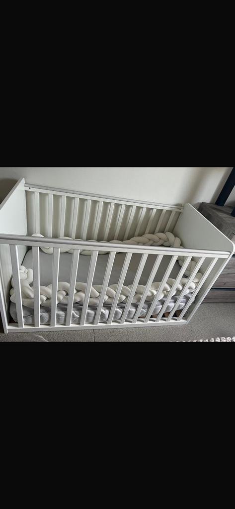 Babybed.  Met matras en bedbumper, Kinderen en Baby's, Ophalen, Gebruikt