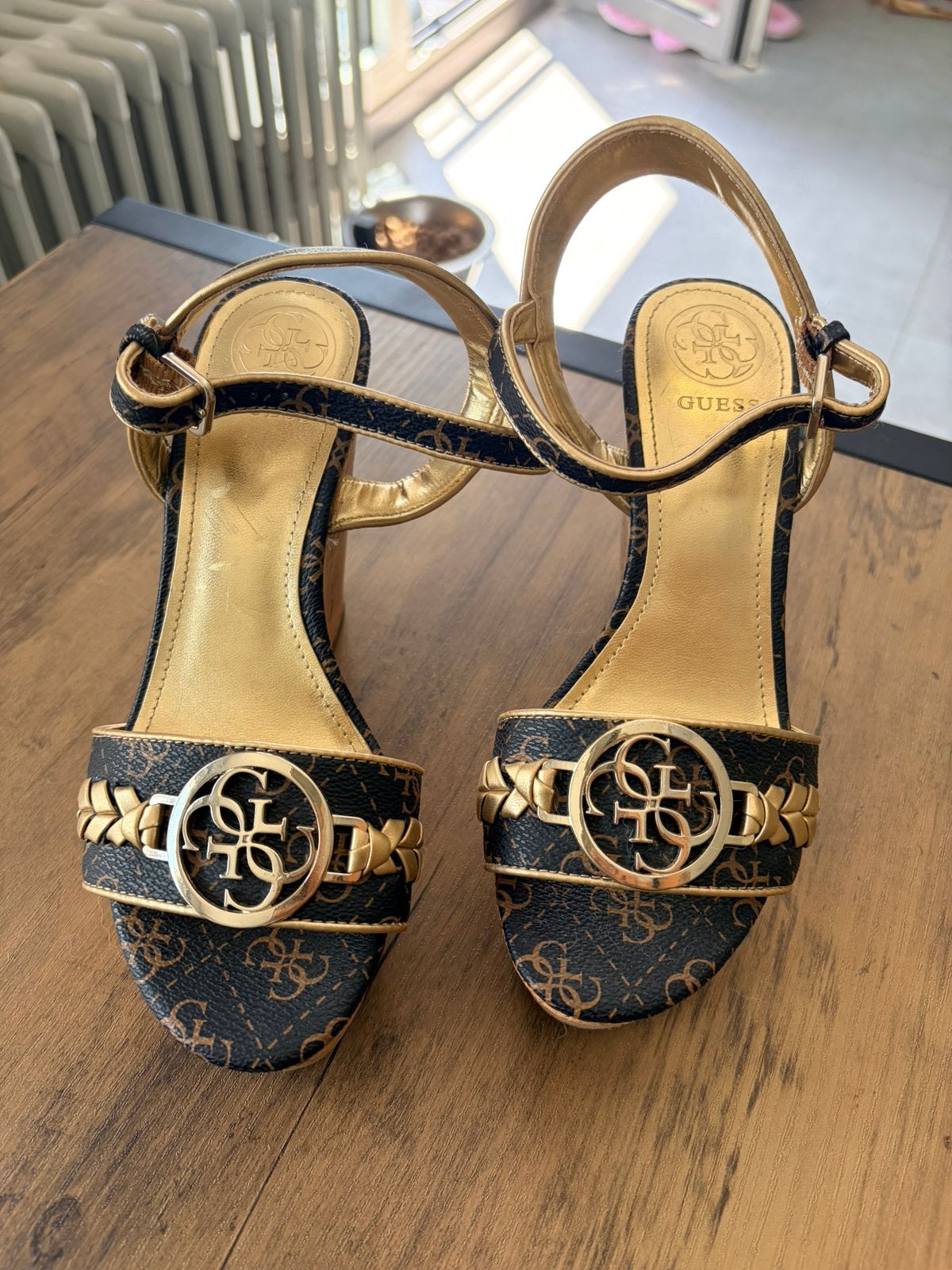 Sandale guess, Vêtements | Femmes, Chaussures, Enlèvement ou Envoi, Comme neuf, Brun, Sandales et Mûles