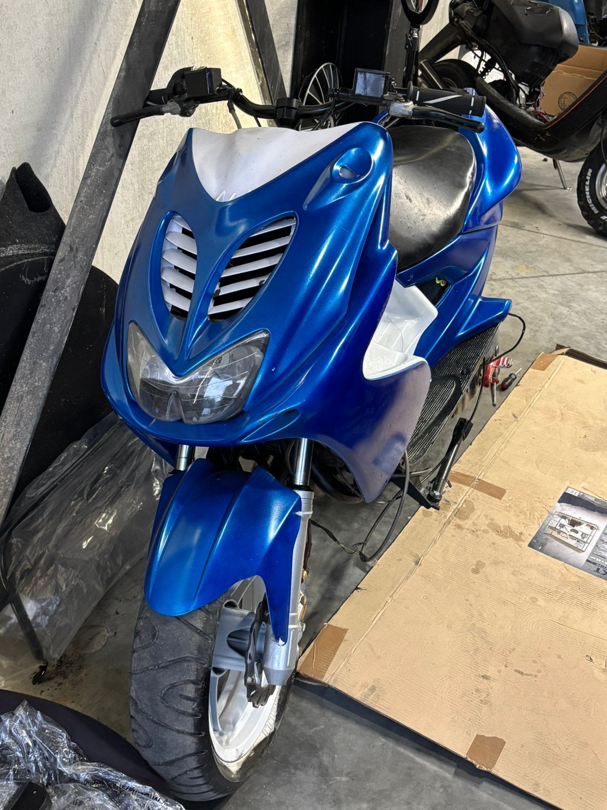 Project aerox a klasse met papier, Fietsen en Brommers, Scooters | Yamaha, Gebruikt, Aerox, Klasse A (25 km/u), Benzine, Ophalen