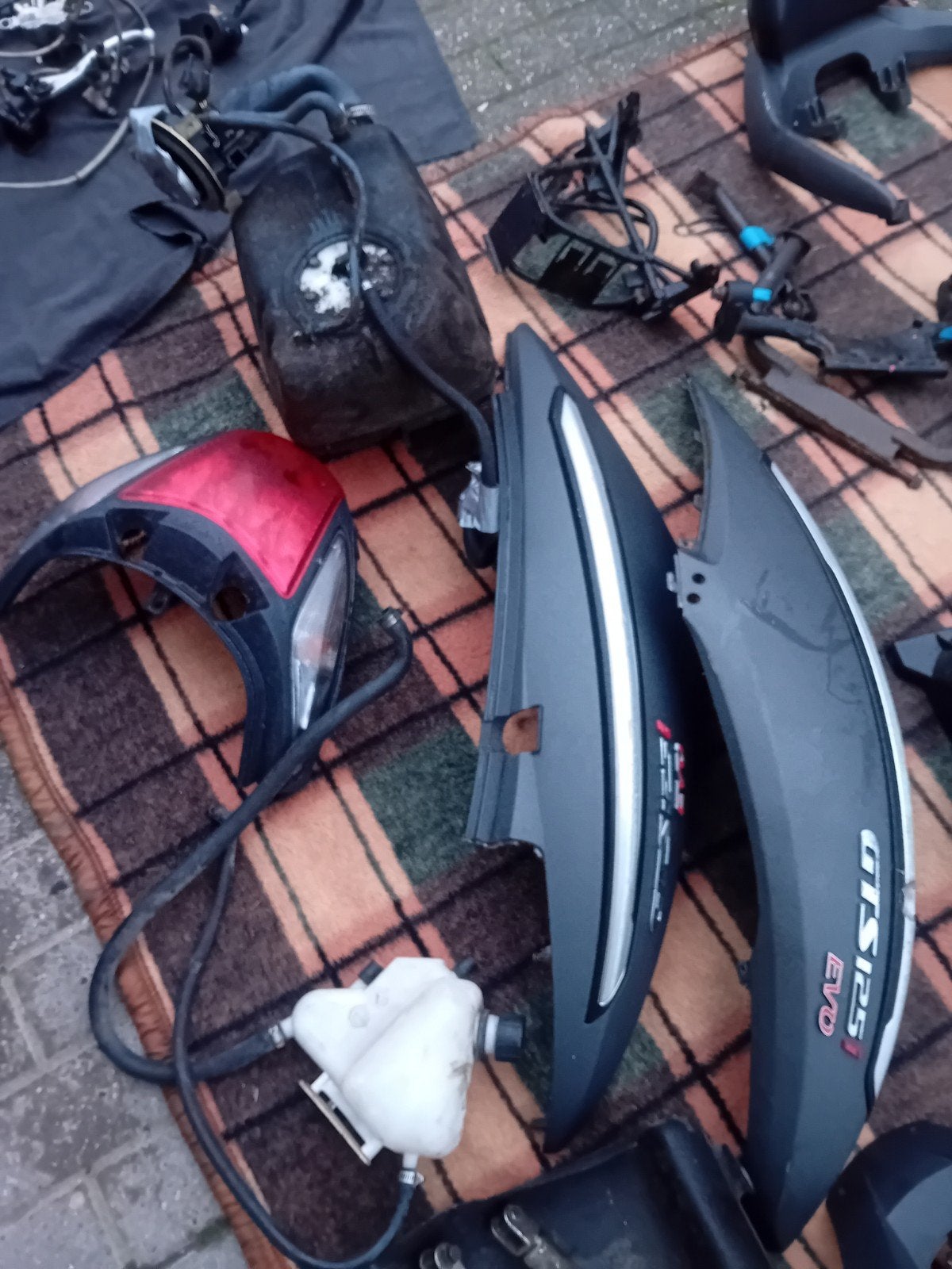 Diverses pieces pour scooter sym evo I