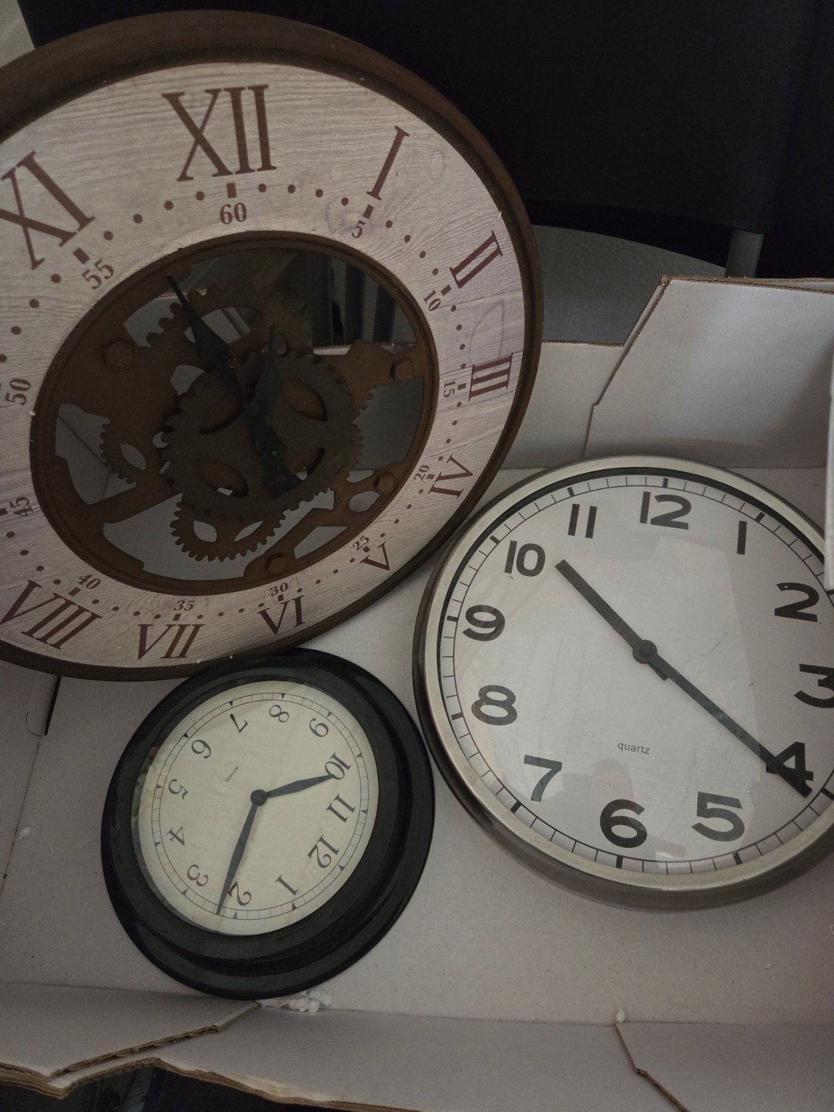 Set d'horloges murales., Enlèvement