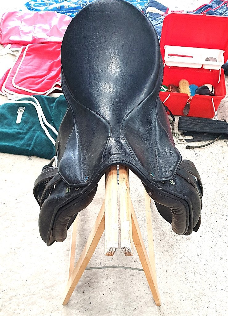 SELLE DE DRESSAGE, Enlèvement ou Envoi, Stubben, L (17.5 pouces), Utilisé
