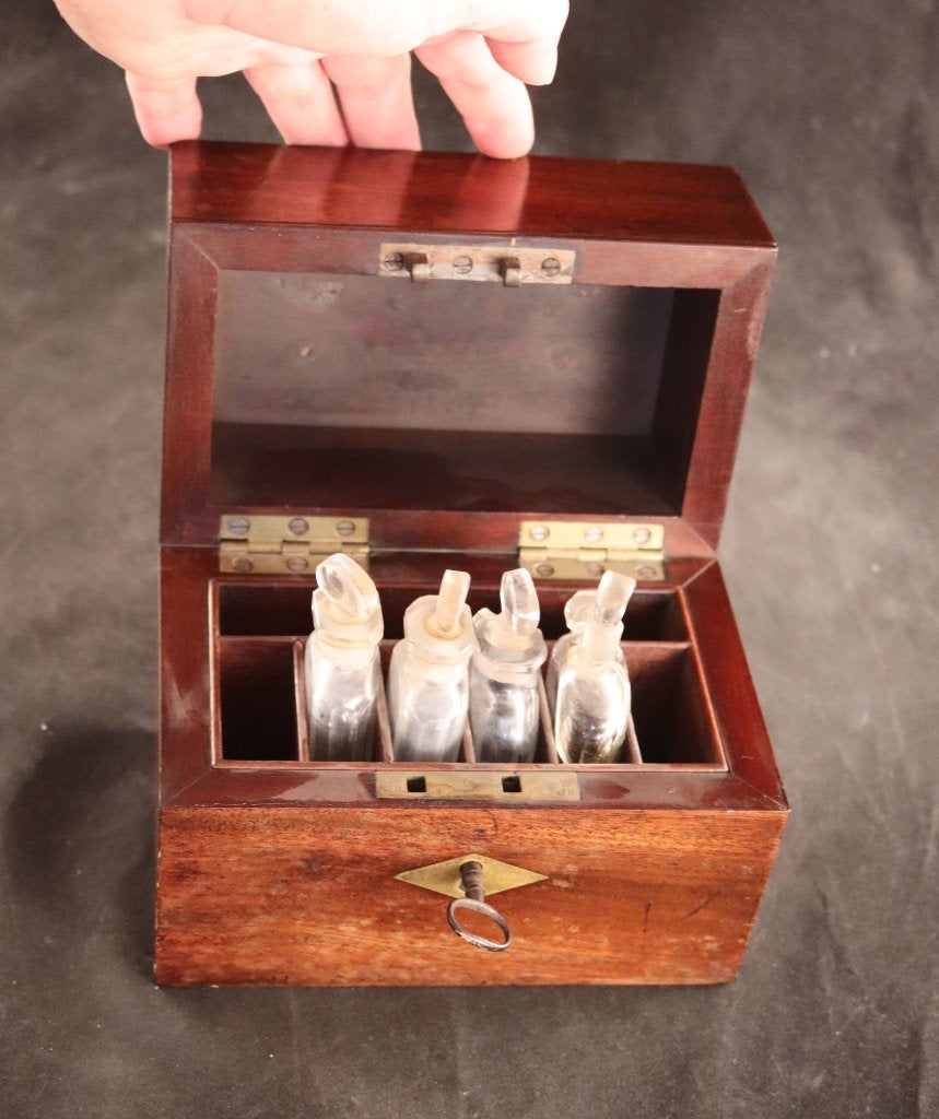 Coffret en acajou du XIXe siècle, Enlèvement ou Envoi