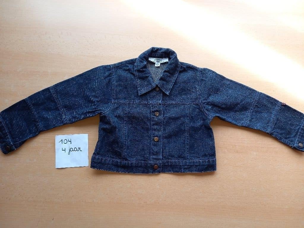 Nieuwstaat, blauwe jeansjas maat 104 meisje, Kinderen en Baby's, Meisje, Ophalen of Verzenden, Zo goed als nieuw, Folieke