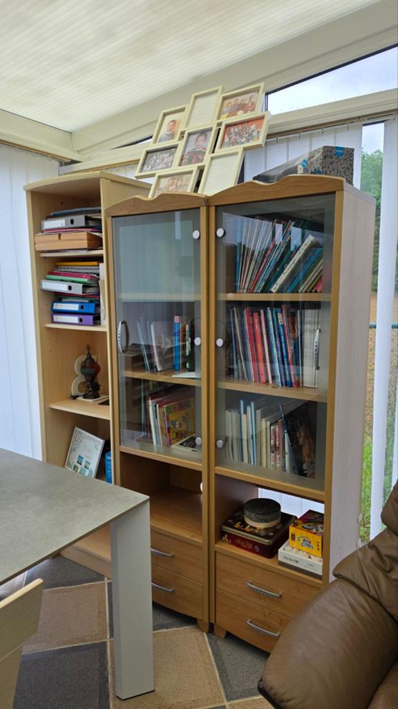 Boekenkast en vitrinekast nog een goede staat, Ophalen