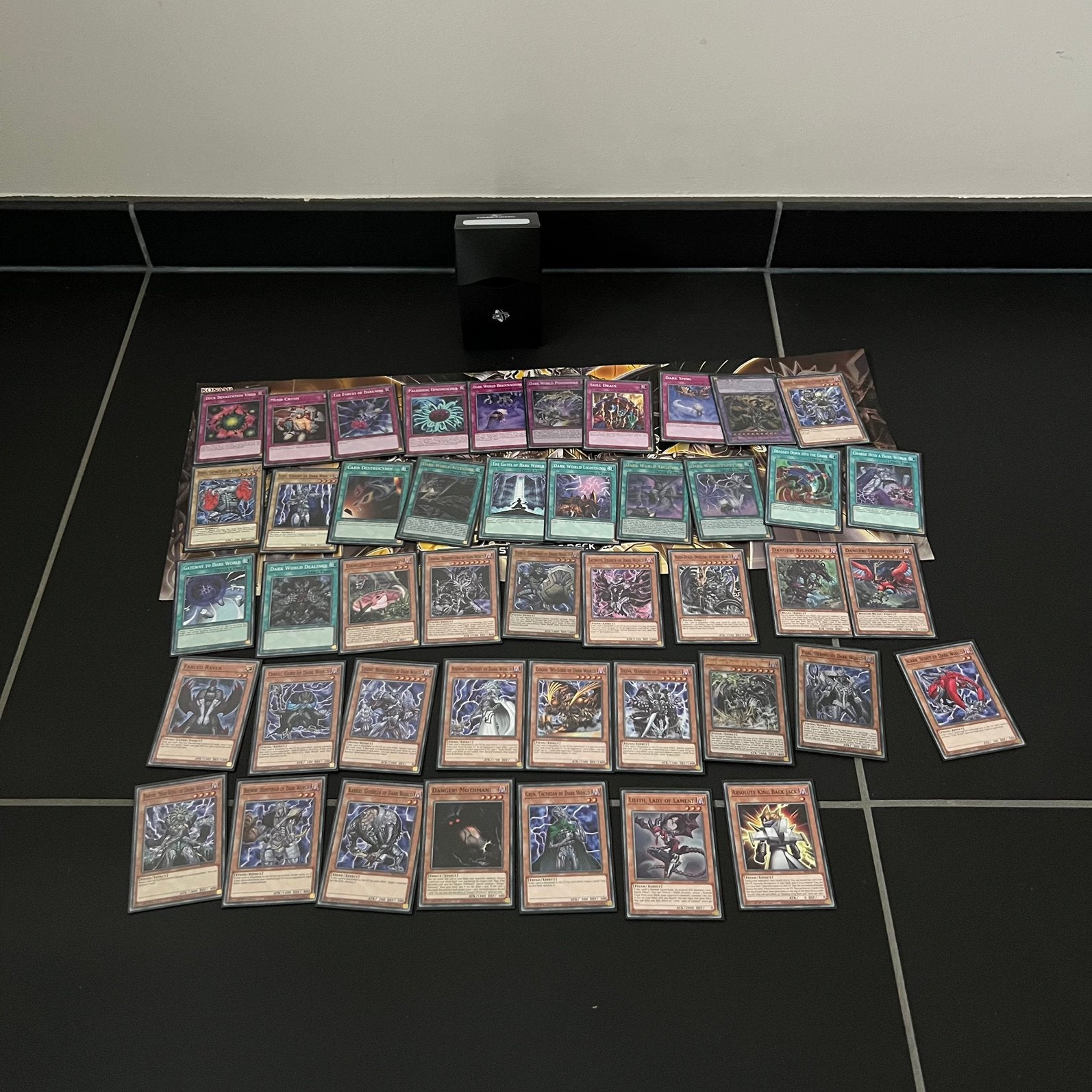 Yu-Gi-Oh Dark World Deck + Sleeves + Map + Doos Compleet, Enlèvement ou Envoi, Comme neuf, Deck game