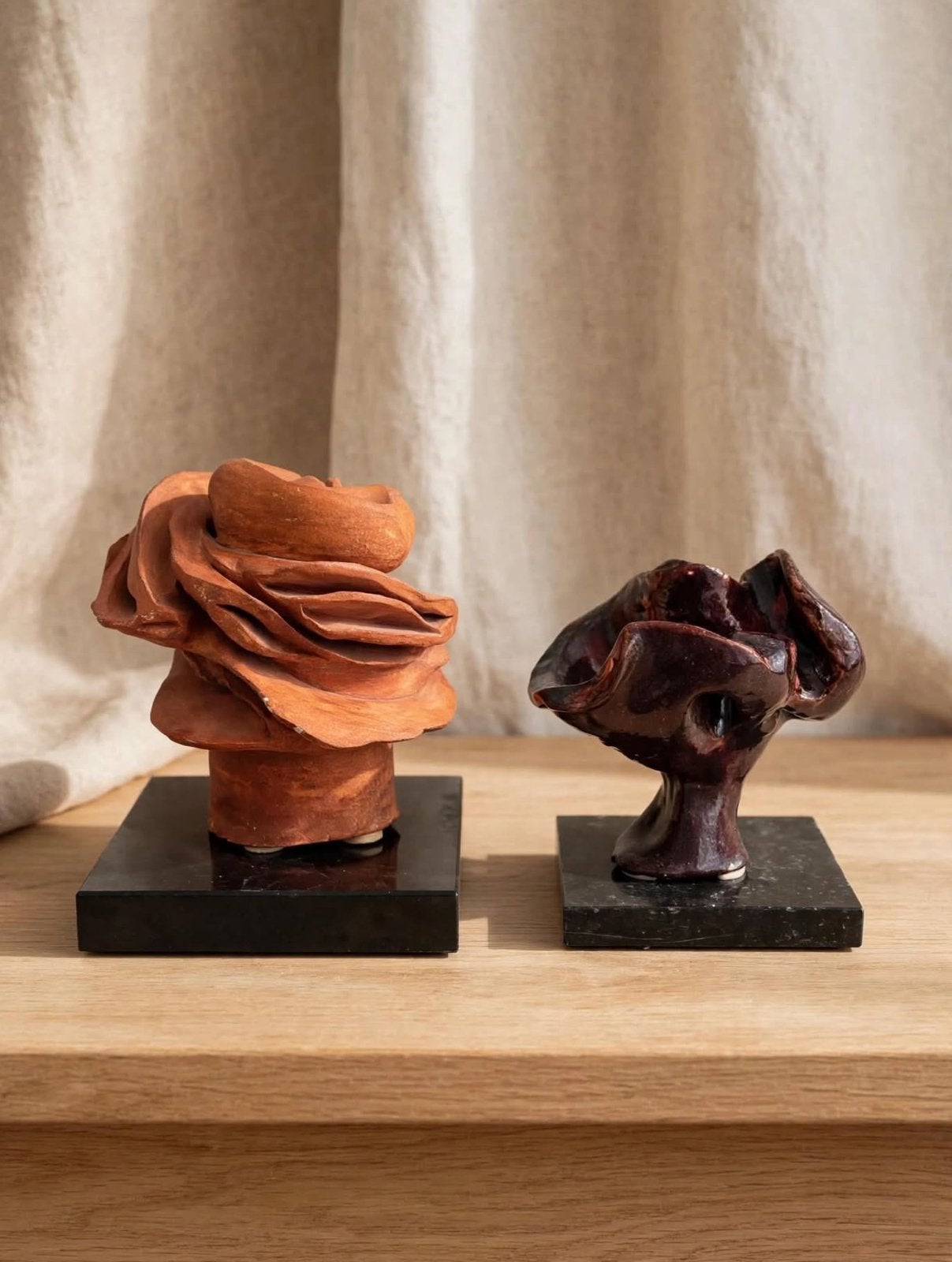 2 Abstracte Sculpturen Keramiek op Marmeren, Huis en Inrichting, Woonaccessoires | Zuilen en Pilaren, Ophalen of Verzenden, Zo goed als nieuw