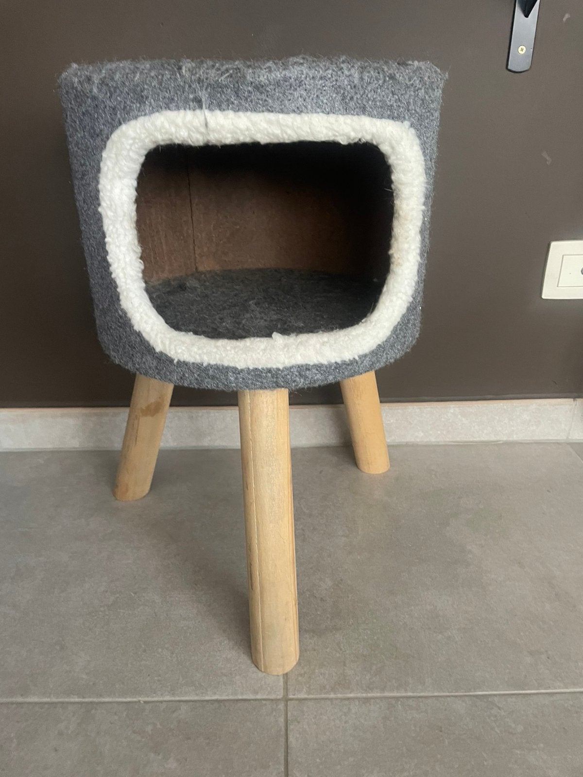 Katten huisje met krabpaal, Ophalen, Zo goed als nieuw, Krabpaal