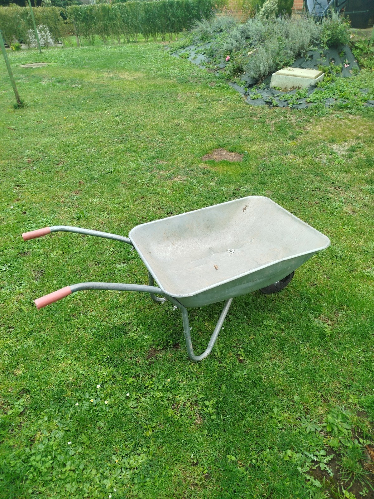 brouette avec pneu à remplacer..., Jardin & Terrasse, Enlèvement