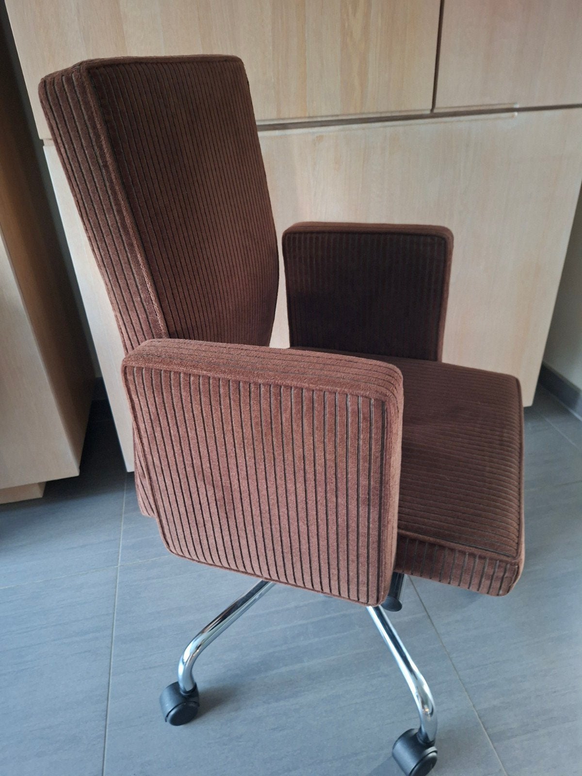 Koopje  2 prachtige Pub & Club stoelen., Ophalen, Gebruikt, Bruin, Bureaustoel