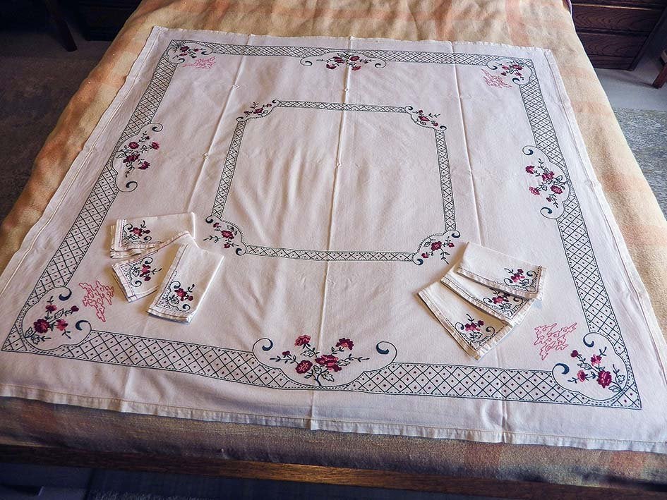 Vintage Geborduurd Tafelkleed met Servettenset, Huis en Inrichting, Ophalen, Vierkant, Zo goed als nieuw, Wit