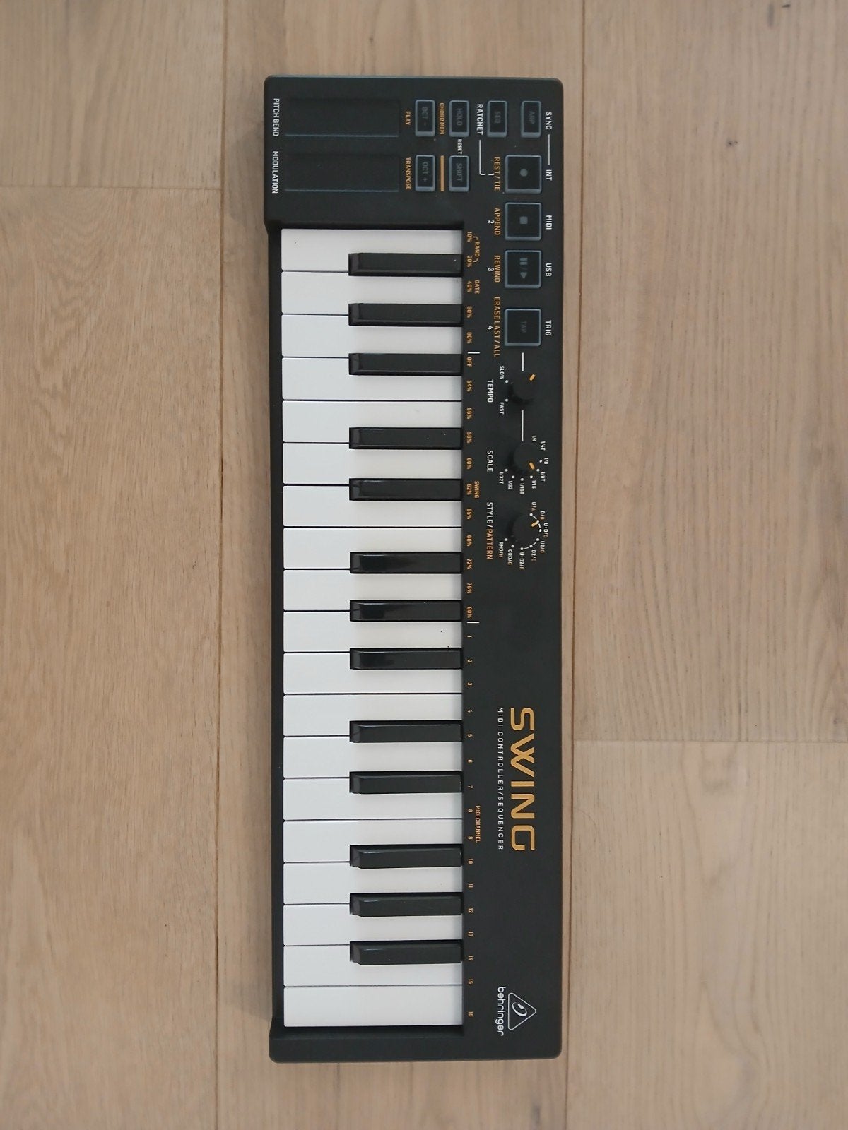 Behringer swing, Ophalen of Verzenden, Zo goed als nieuw