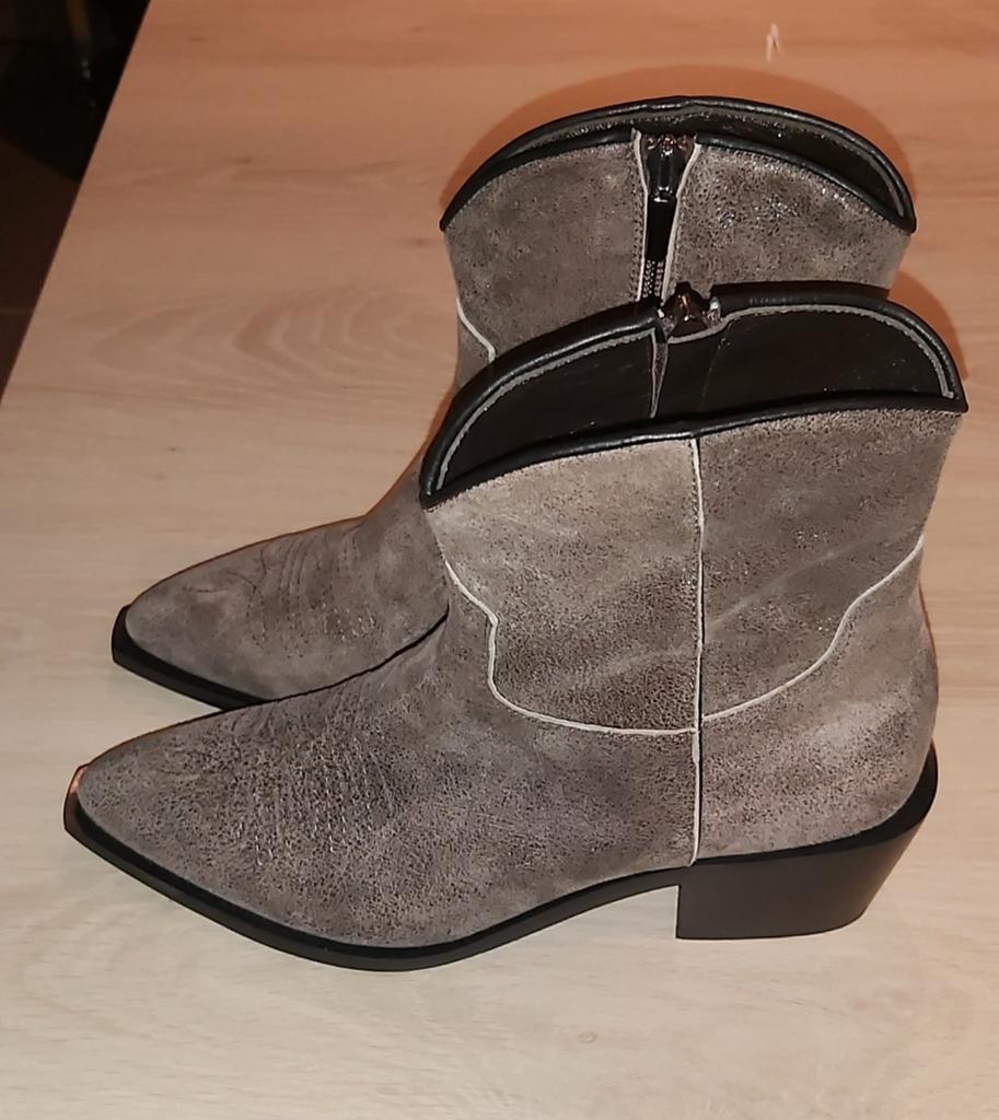 Splinternieuwe laarzen van Laura Bellariva m39, Neuf, Gris, Enlèvement ou Envoi, Boots et Botinnes