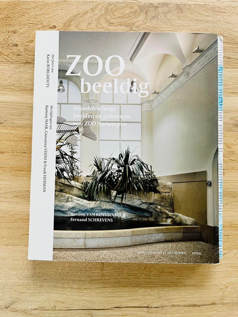 Zoo beeldig, Wandelen langs beelden en gebouwen van Zoo, Ophalen of Verzenden, Zo goed als nieuw