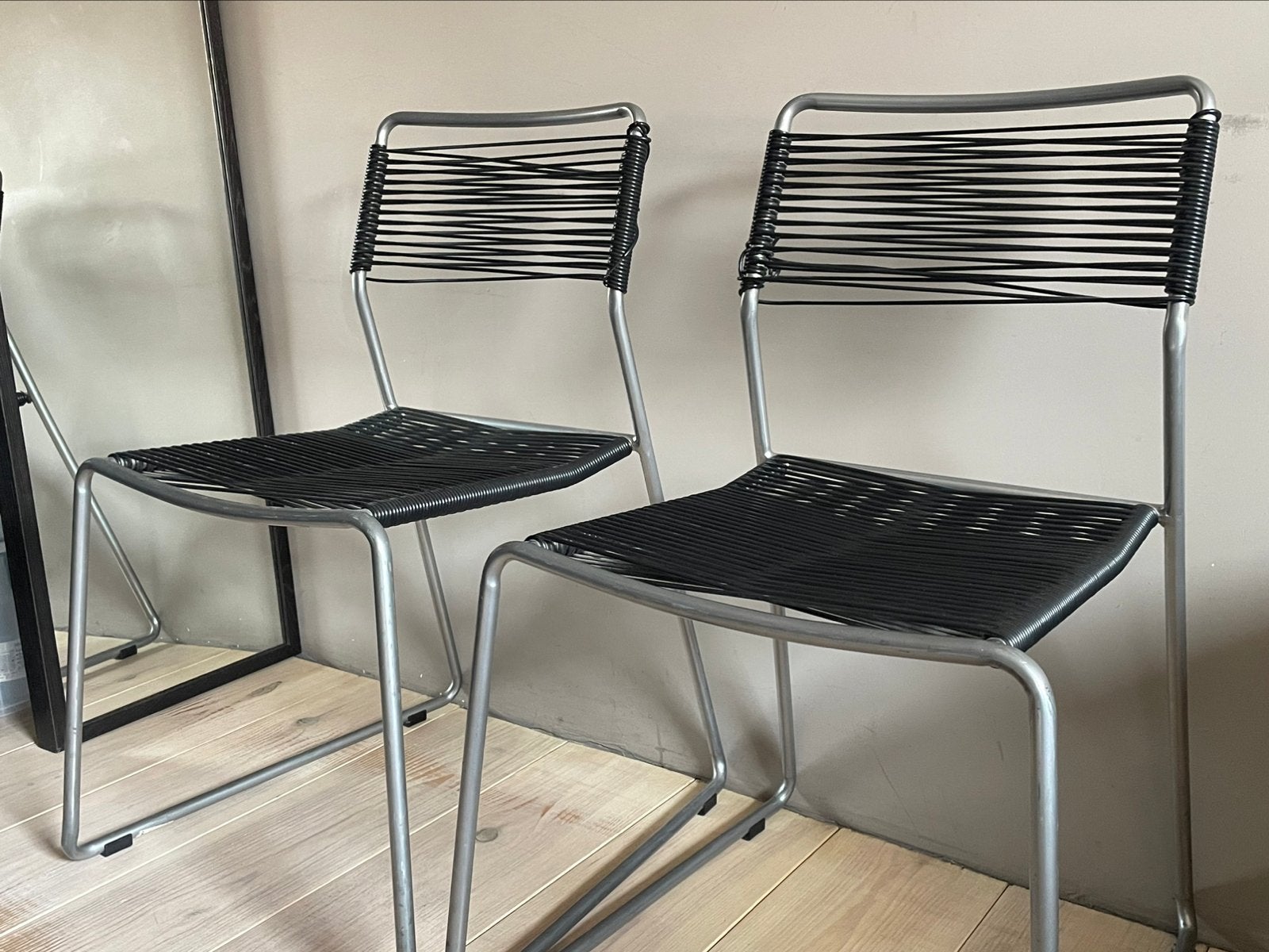 2 vintage designstoelen van zwart en grijs metaal, Zo goed als nieuw, Grijs, Metaal, Eén