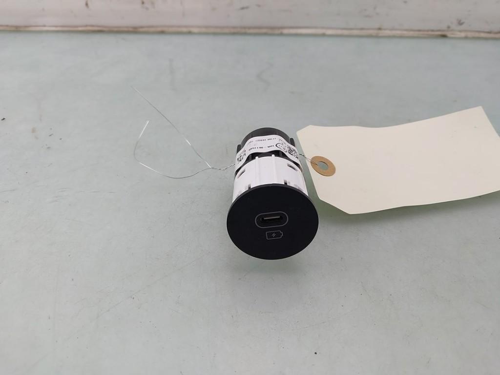 AUX/USB POORT Kia Ceed Sportswagon (CDF) (01-2018/12-2020), Auto-onderdelen, Info@kia.de, Theodor-Heuss-Allee 11
60486  Frankfurt am Main, DE