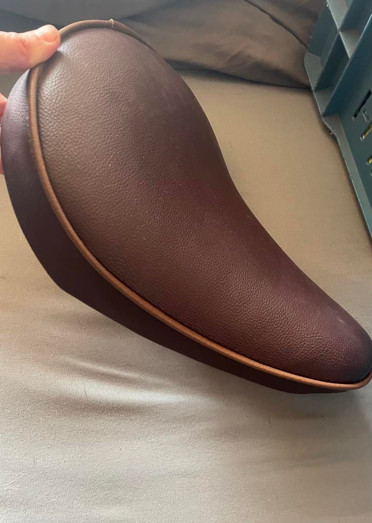 Selle moto brune NEUVE  Universelle, Enlèvement, Neuf