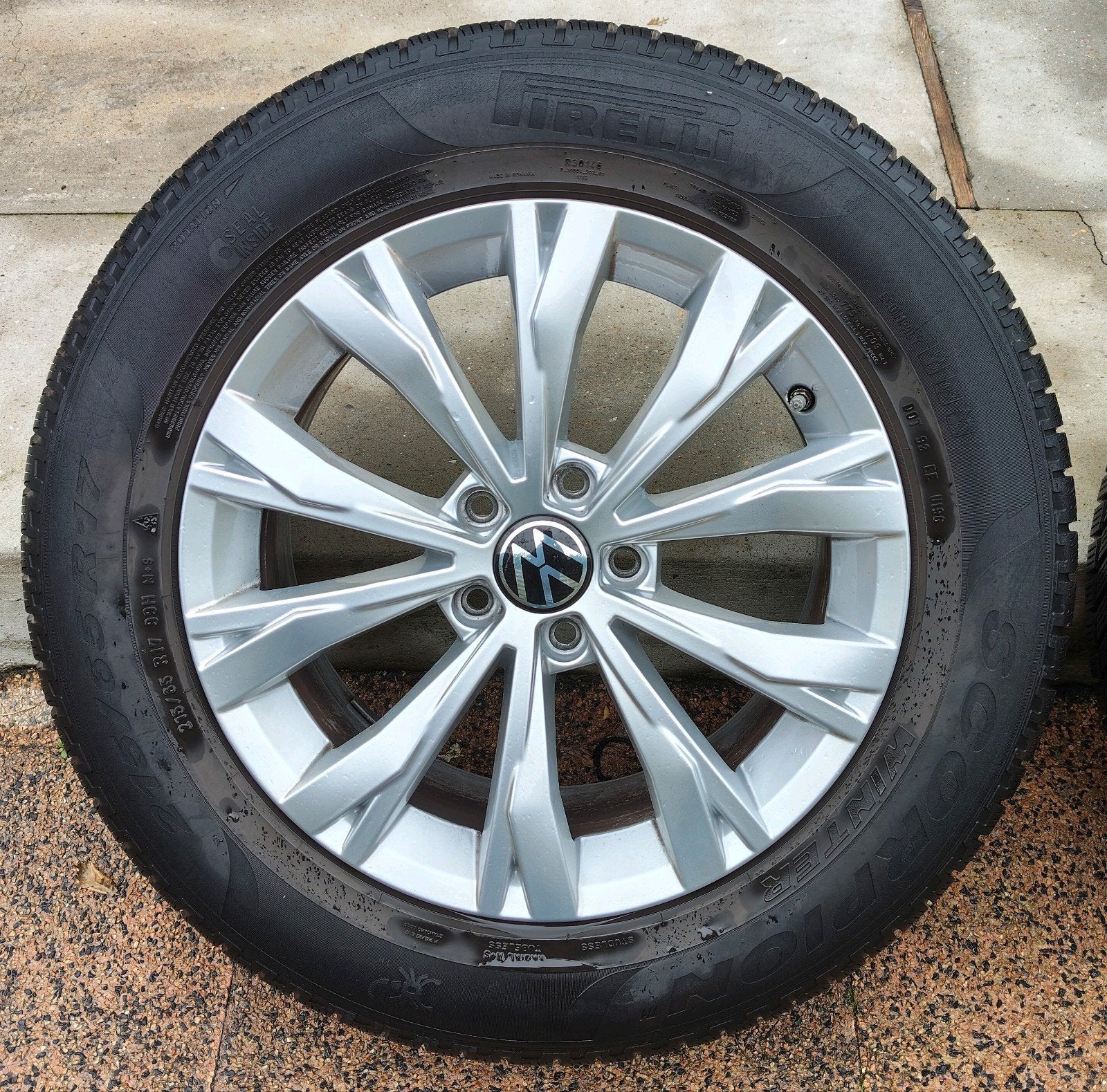 Jeu de jantes VW d'origine avec pneus d'hiver Tiguan. 215/65, Autos : Pièces & Accessoires, Enlèvement, Pneus hiver, Jante(s)
