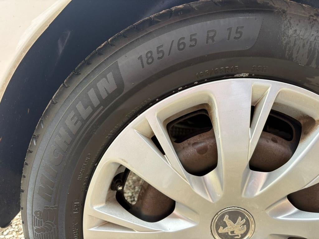 Set zomerbanden met wieldoppen en bouten van Peugeot 208, Ophalen, Gebruikt, 16 inch, Banden en Velgen
