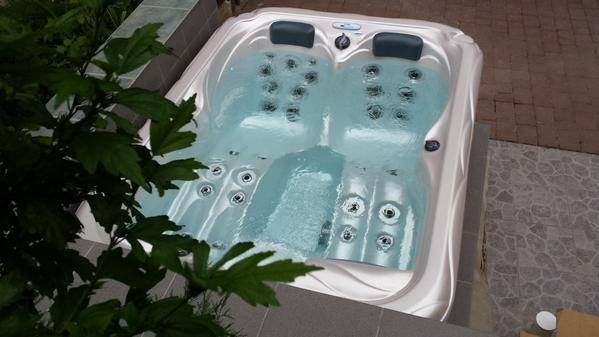 Jacuzzi 3 zitplaatsen 2 ligplaatsen, Tuin en Terras, Ophalen, Zo goed als nieuw
