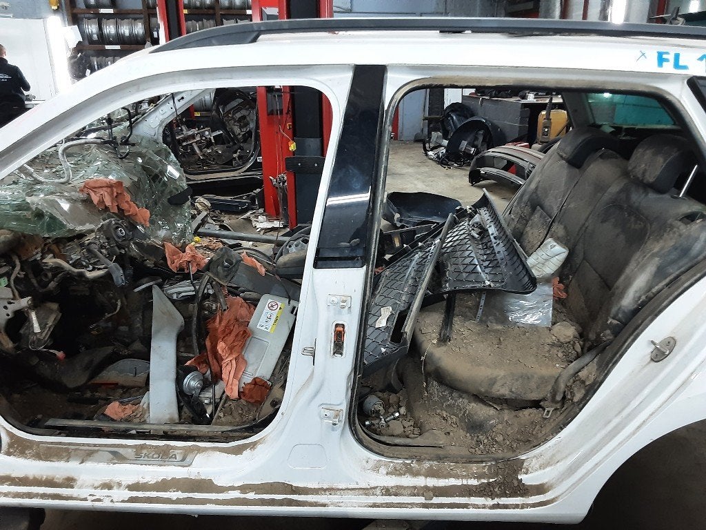 DIVERS MONTANT PORTE C G Skoda Fabia III Combi (NJ5), Utilisé, Info@skoda-auto.de, Skoda, Max-Planck-Straße  3-5
64331  Weiterstadt, DE