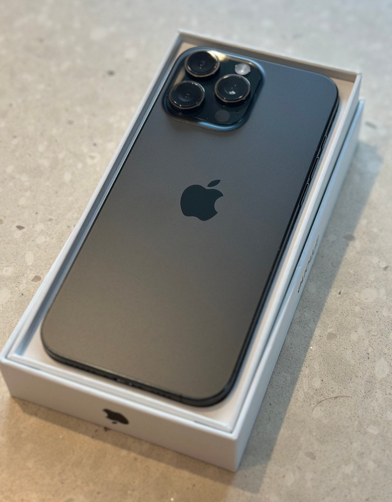 Iphone 16 pro max - 256gb - Black Titanium, Telecommunicatie, Zwart, IPhone 16 Pro Max, Zo goed als nieuw, Zonder simlock