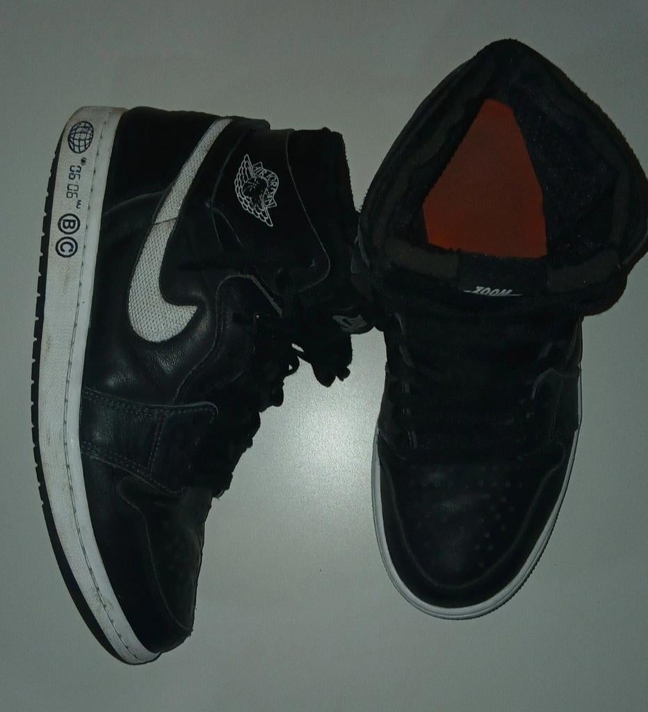 Baskets Nike Air Jordan 1 Mid noires en taille 42.
Les chaus, Enlèvement, Porté, Blanc, Nike air Jordan