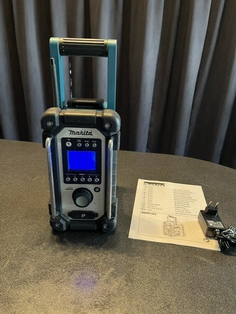 MAKITA RADIO BMR 102 met 220v adapter (in heel goede staat), Ophalen, Gebruikt