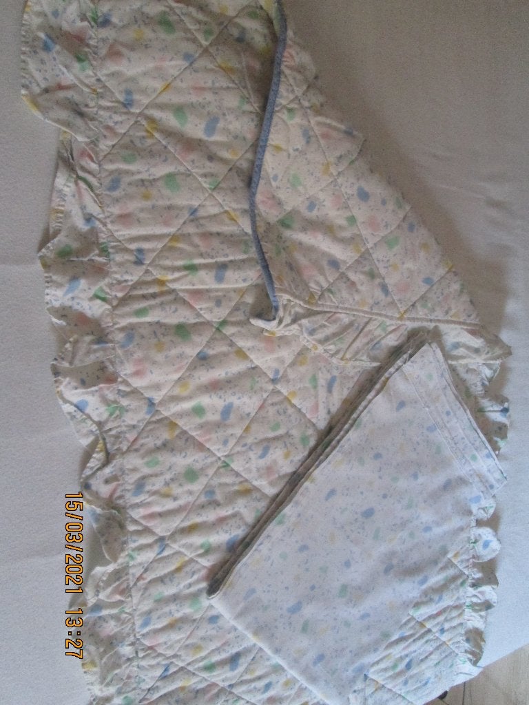 Couvre-lit matelassé et drap pour lit cage, Enfants & Bébés, Chambre d'enfant | Linge de lit, Utilisé, Couvre-lit, Lit d'enfant