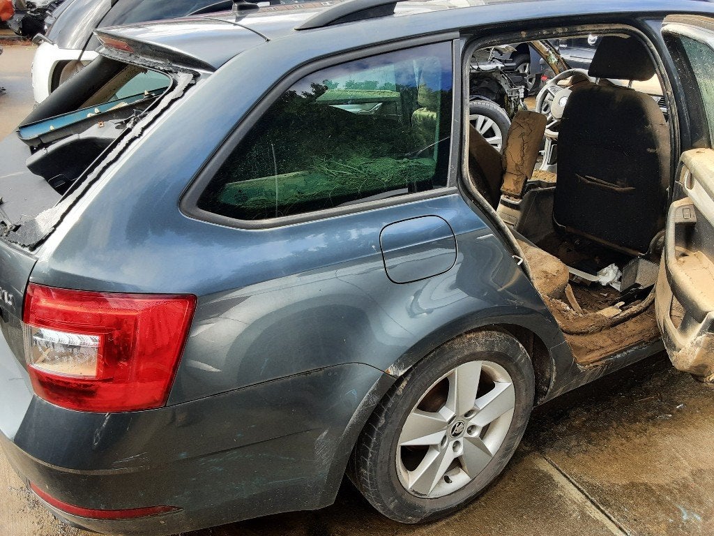 AILE ARRIÈRE GAUCHE Skoda Octavia Combi (5EAC), Autos : Pièces & Accessoires, Arrière, Garde-boue, Mevr. I. Hauben, Utilisé