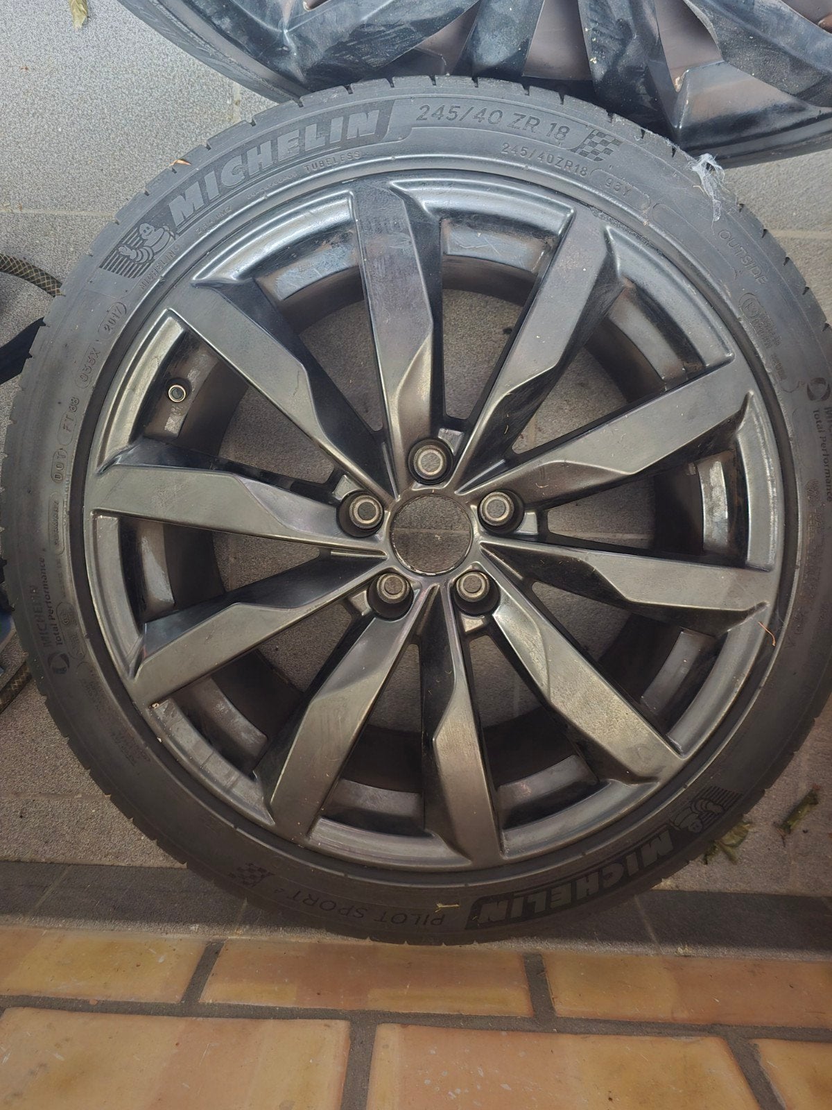 4 zwarte velgen + winterbanden 18 inch 245/40, Autos : Divers, Enlèvement, Utilisé