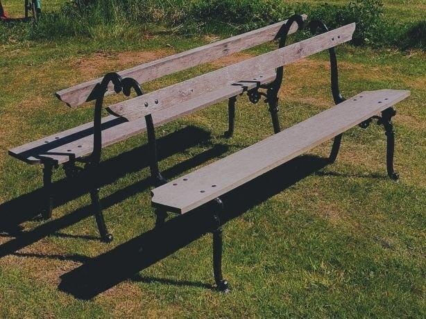 Twee antieke tuin / park banken met paardenhoofden, Antiek en Kunst, Ophalen