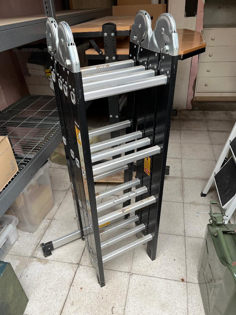 Multifunctionele vouwladder van het merk Escalo., Ophalen, Zo goed als nieuw, Ladder, Opvouwbaar of Inschuifbaar
