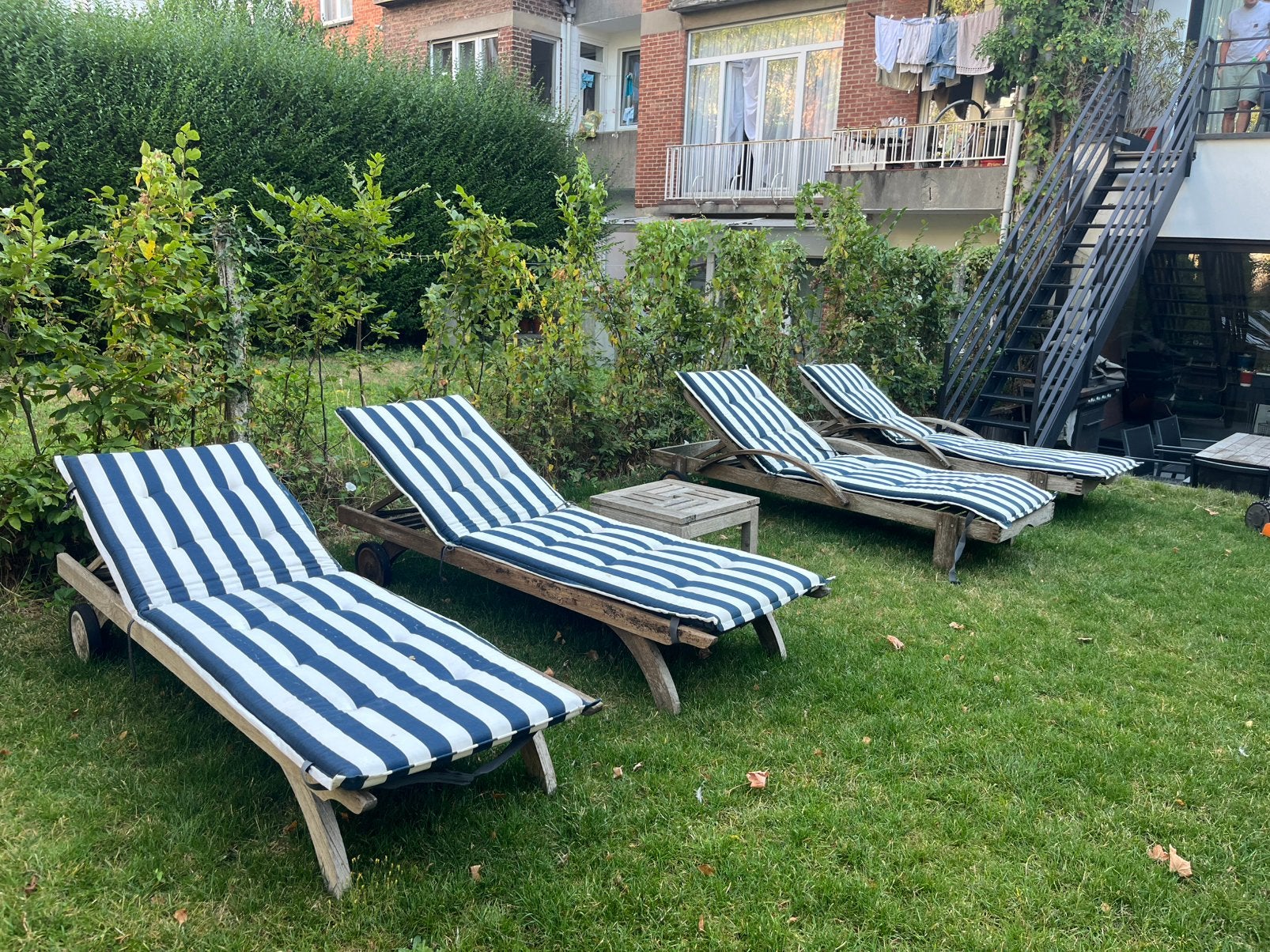 4 transats de la marque Tectona + 1 table + coussins, Enlèvement, Comme neuf