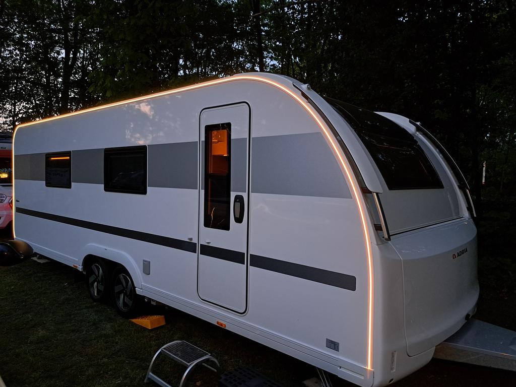Caravan Alpina 663HT bouwjaar 2023, Caravans en Kamperen, Caravans, Particulier, Adria, 8 meter en meer, 1500 - 2000 kg