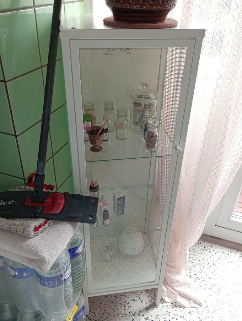 Kleine metalen vitrinekast van IKEA, Huis en Inrichting, Kasten | Vitrinekasten, Ophalen, Minder dan 50 cm, Met deur(en), 100 tot 150 cm