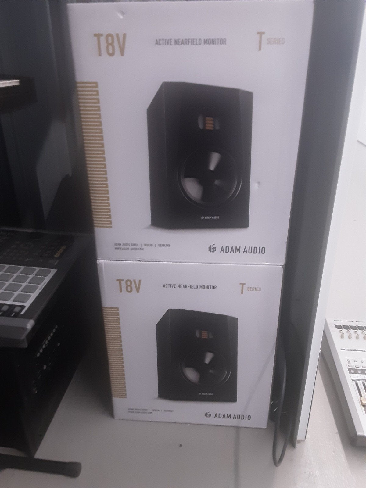 Adam Audio t8v, Ophalen