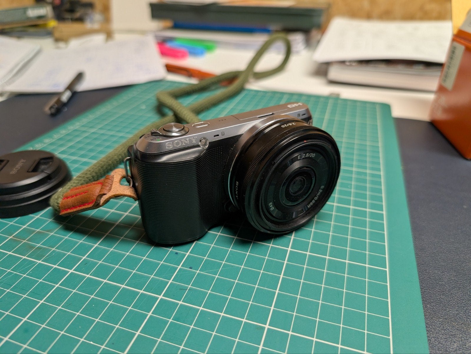 Sony NEX-C3 Complete Compact Set (20mm f/2.8 + Flas, Enlèvement ou Envoi, Pare-soleil, Reflex miroir, Sony