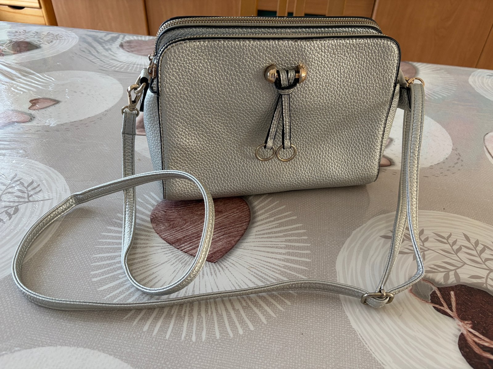 Sac bandoulière argenté multipoches, Enlèvement ou Envoi, Comme neuf