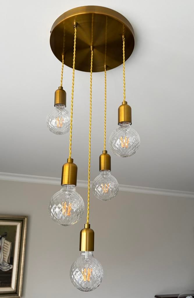 Moderne led-luchter met 5 glazen bollampen. Tijdloos design., Maison & Meubles, Lampes | Suspensions, Enlèvement, Comme neuf