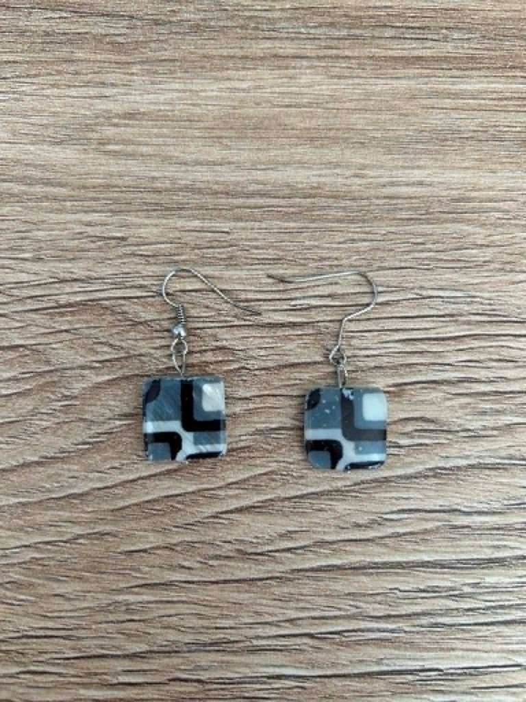 Boucle d’oreille carré grise, Handtassen en Accessoires, Oorbellen, Ophalen, Zo goed als nieuw, Grijs, Hangers