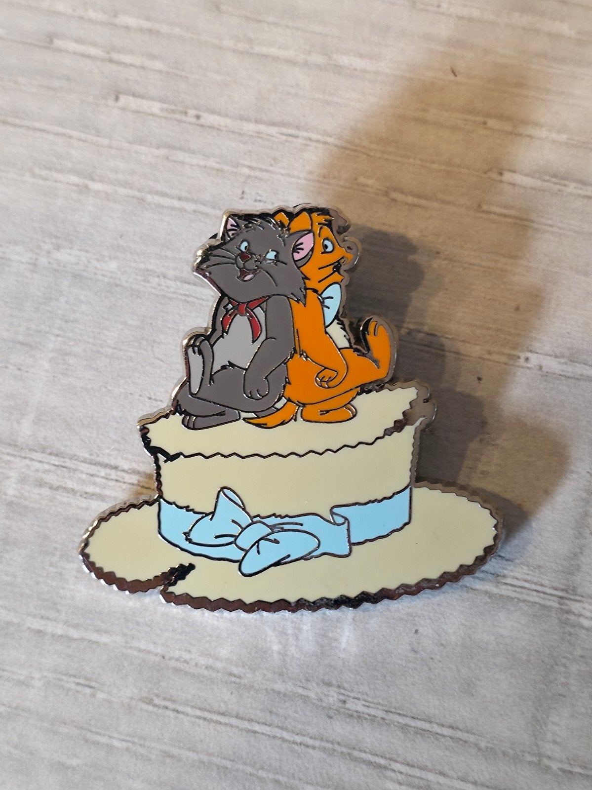 Épinglette Aristocats Toulouse & Berlioz Disneyland Paris, Collections, Disney, Enlèvement ou Envoi, Autres personnages, Comme neuf