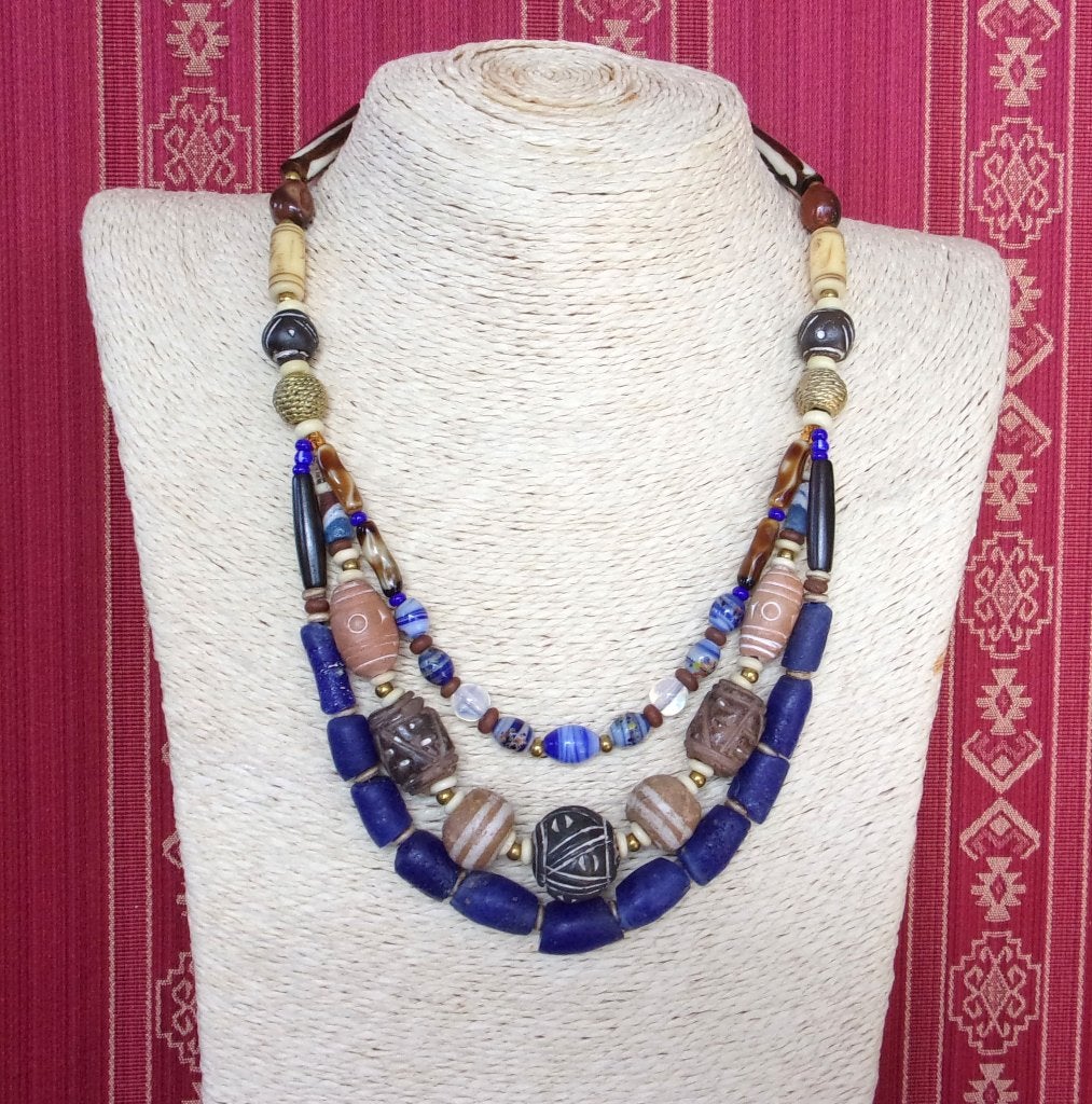 Ketting 3 rijen in blauwe Afrikaanse kralen, Venetianse glas, Ophalen of Verzenden, Nieuw, Blauw, Steen of Mineraal