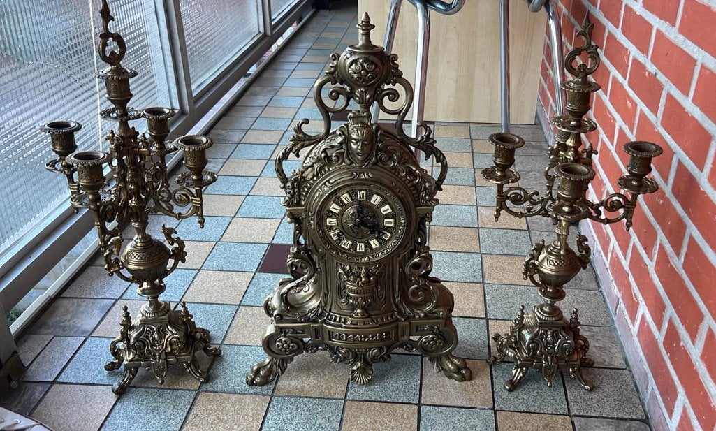 bronzen klok met kandelaars