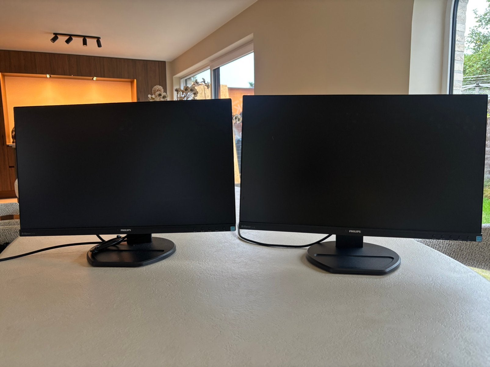 2 identieke schermen te koop, Computers en Software, Ophalen, Zo goed als nieuw, HD