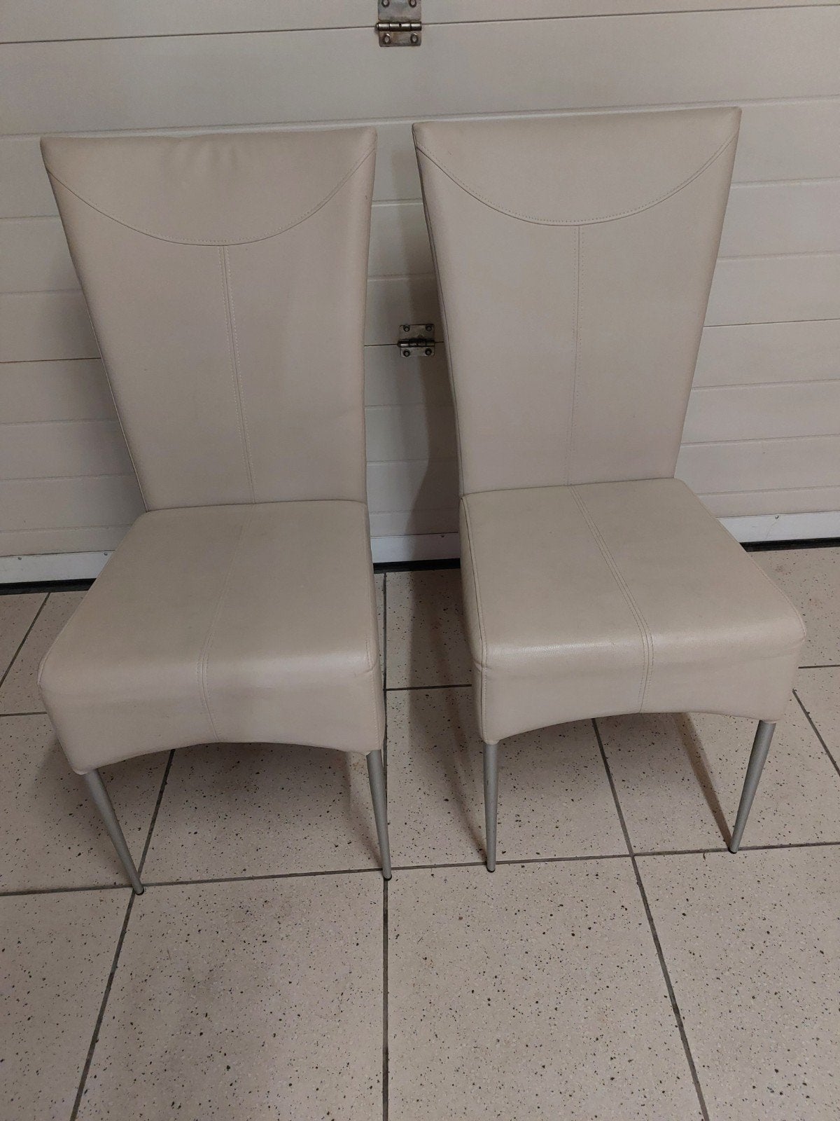 2 Stoelen in kunstleder, in prima staat. €20 0486 215927, Ophalen, Twee