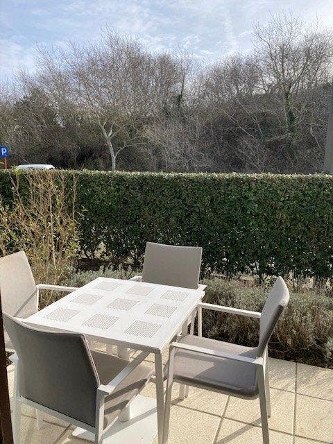 Studio op het gelijkvloers met zonnig terras.