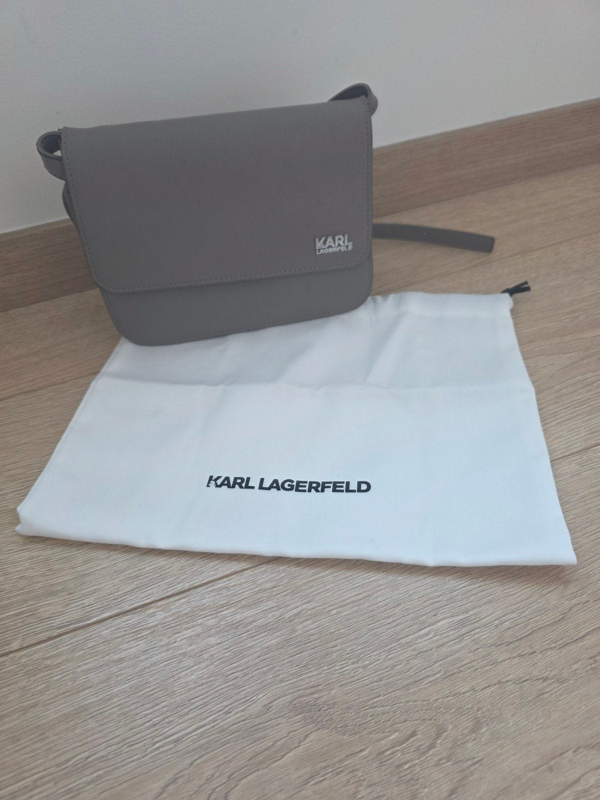 karl lagerfeld handtas, Handtassen en Accessoires, Tassen | Damestassen, Ophalen, Handtas