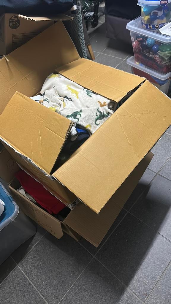 2 volle doos jongens kleding 110-116, Ophalen, Zo goed als nieuw
